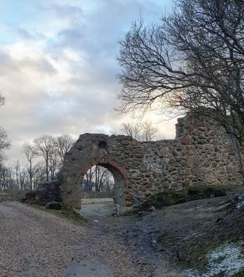 Dobele Castle ruins (Dobeles pilsdrupas)
