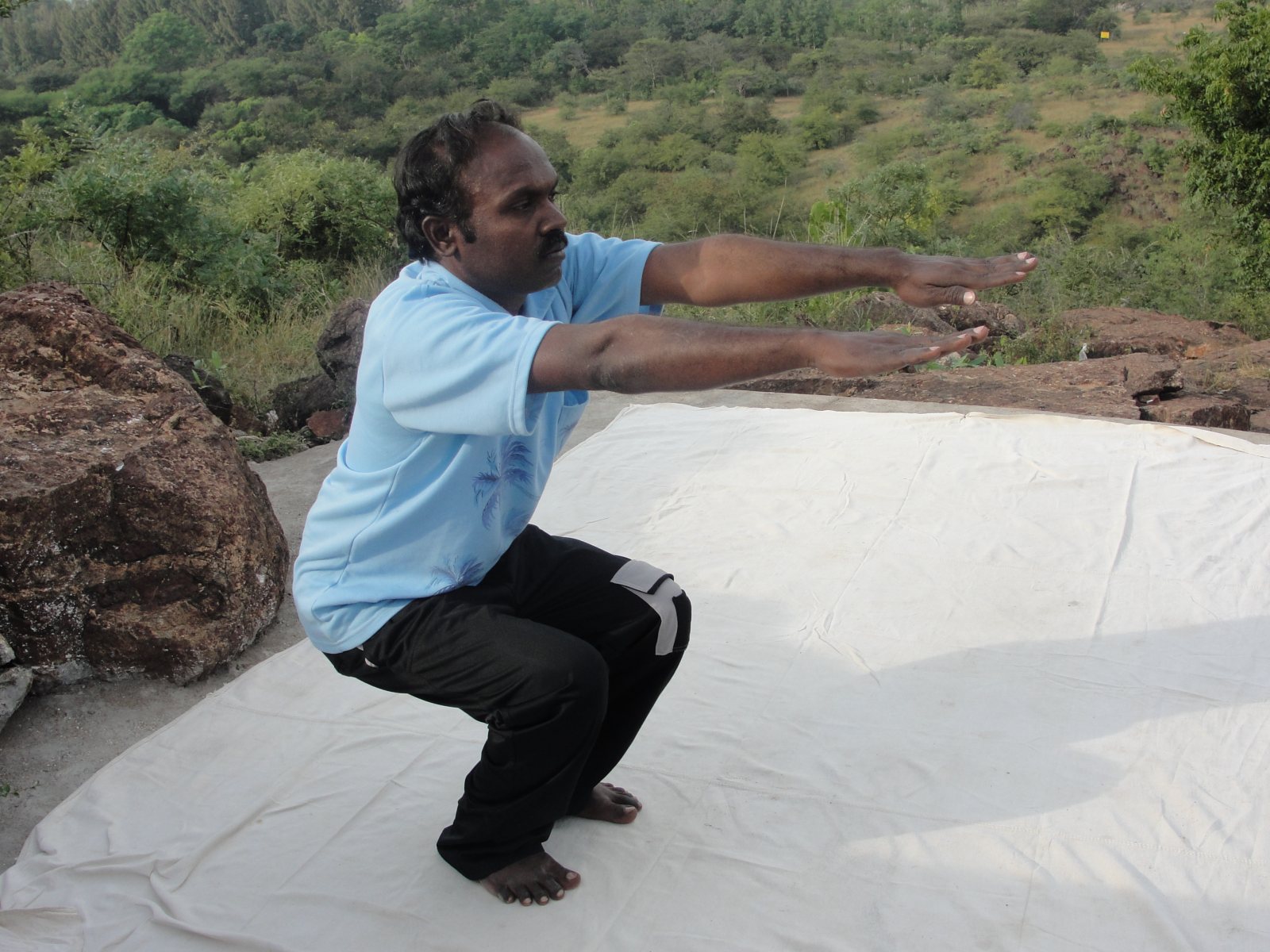 Utkatasana (Krēsla, enerģijas un spēka poza)